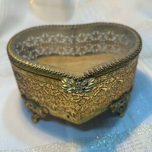 Elegant Gold Heart-Shaped Jewelry Box